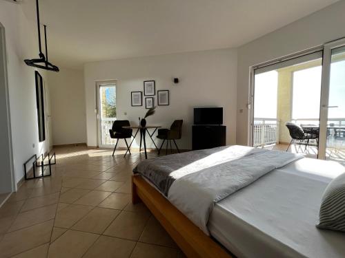 Ένα ή περισσότερα κρεβάτια σε δωμάτιο στο Kavajin Rooms