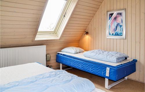 2 camas en una habitación con ventana en Beautiful Home In Ansager With Wifi, en Ansager