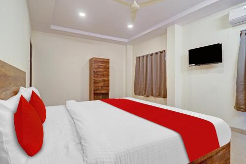 Una cama o camas en una habitación de Hotel O R Square Inn