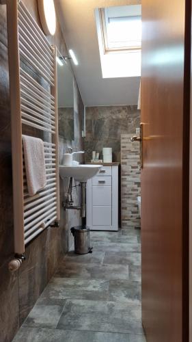 bagno con lavandino e lavandino di Apartma Katy a Umag (Umago)