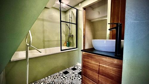 凱澤貝爾的住宿－La jolie maison bleue avec terrasse，一间带水槽和镜子的浴室