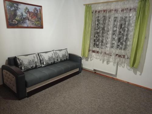 sala de estar con sofá y ventana en Едельвейс, en Slavske