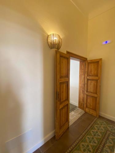 ein leeres Zimmer mit einer Tür und einer Lampe in der Unterkunft Ca' Amaranta in Margherita di Savoia