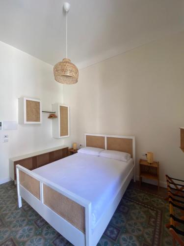 マルゲリータ・ディ・サヴォイアにあるCa' Amarantaのベッドルーム1室(白い大型ベッド1台付)