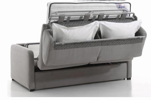 - un lit ouvert avec 2 oreillers dans l'établissement Les jardins de Bandol, piscine privée, belle vue mer, à Bandol