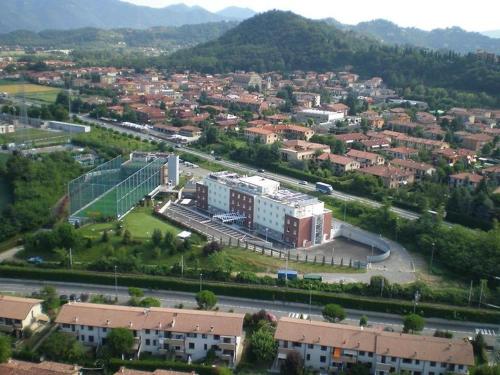 Ett flygfoto av The Bergamo West Motel