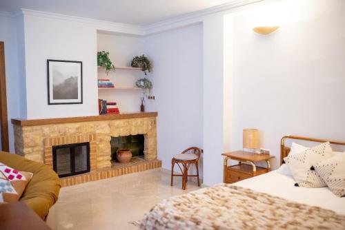 ein Wohnzimmer mit einem Kamin und einem Sofa in der Unterkunft Acogedor apartamento en Vallada in Vallada