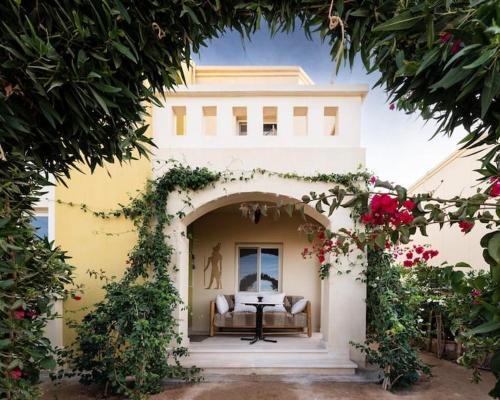 una casa con sofá en la entrada en Makadi Heights Elite Worldwide Residences - Hurghada, Egypt, en Hurghada