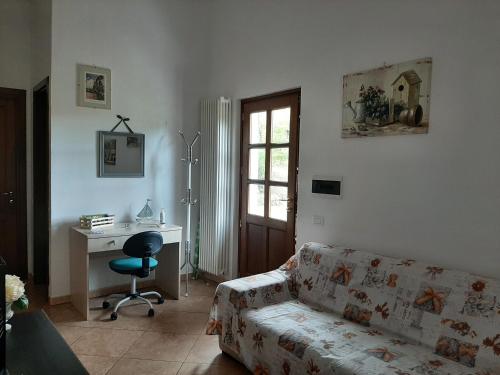 a living room with a couch and a desk at La casetta di Bianca in Riccò del Golfo di Spezia