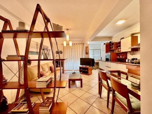 uma cozinha e uma sala de estar com um sofá e uma mesa em Atlantic Bay em Costa da Caparica