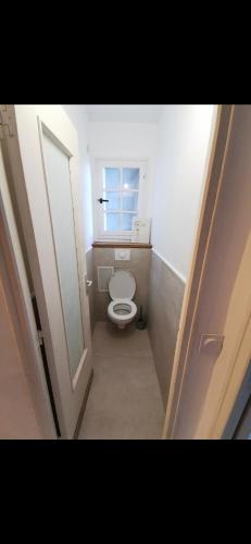 Elle comprend une petite salle de bains pourvue de toilettes et d'une fenêtre. dans l'établissement Maison avec vue sur la mer et piscine, à Talasani