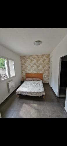 une chambre avec un grand lit dans une pièce dans l'établissement Maison avec vue sur la mer et piscine, à Talasani