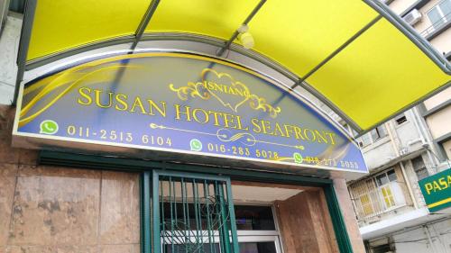 un letrero para un restaurante de hotel samsan en un edificio en SUSAN HOTEL SEAFRONT, en Sandakan