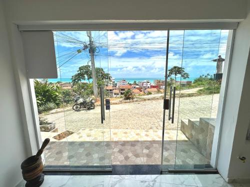una ventana con vistas al océano desde una casa en Pousada Maresia, en Maragogi