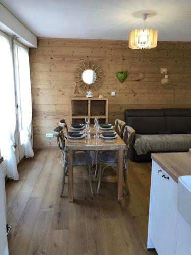 Photo de la galerie de l'établissement LE COEUR DE GERARDMER F2 PLEIN CENTRE 4P + GARAGE, à Gérardmer