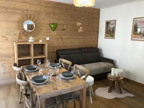 Photo de la galerie de l'établissement LE COEUR DE GERARDMER F2 PLEIN CENTRE 4P + GARAGE, à Gérardmer