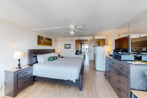 Island Colony 3715 في هونولولو: غرفة نوم كبيرة مع سرير ومطبخ