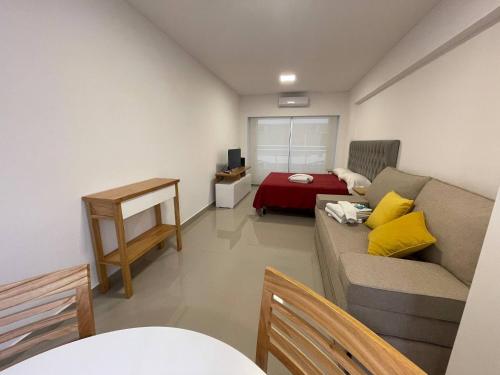 ein Wohnzimmer mit einem Sofa und einem Bett in der Unterkunft San Telmo Luxury Apart in Buenos Aires