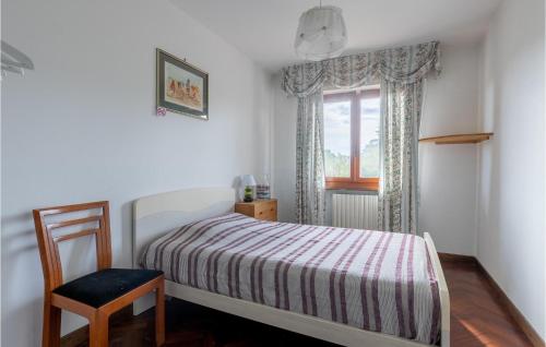 1 dormitorio con 1 cama, 1 silla y 1 ventana en Villa Del Mandarino, en Capannori