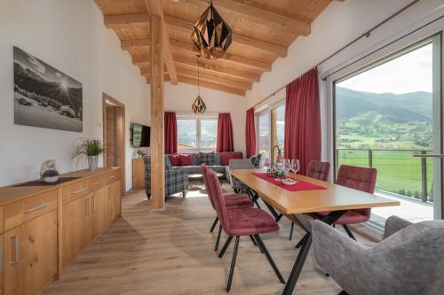 kuchnia i jadalnia ze stołem i krzesłami w obiekcie AlpenParks Montana Apartments w mieście Matrei in Osttirol