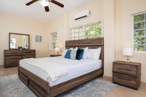 1 dormitorio con 1 cama grande y ventilador de techo en Ocean and Magens Bay View @ NorthStar Escape en Nazareth