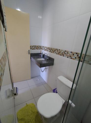 uma casa de banho com um WC e um lavatório em Apto 2/4 completo em Serrinha