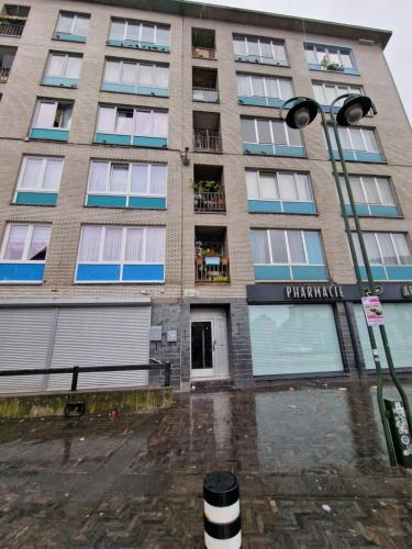 un edificio alto con una luz de la calle delante de él en Chambre chez Anita, en Bruselas