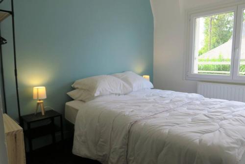 Giường trong phòng chung tại Maison 5 pers à 640m de la plage de Trestraou à PERROS-GUIREC - Réf 909