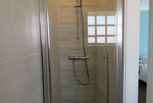 Phòng tắm tại Maison 5 pers à 640m de la plage de Trestraou à PERROS-GUIREC - Réf 909