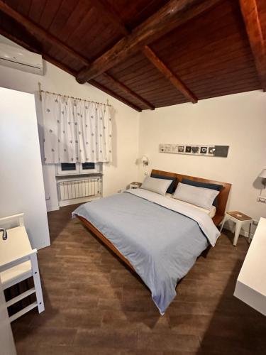 1 dormitorio con 1 cama grande en una habitación en Dolce vita al lago, en Anguillara Sabazia