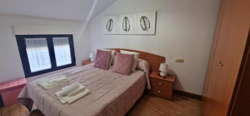 1 dormitorio con 1 cama con 2 toallas en Vivienda Turistica IBAMA1, en Ciudad Rodrigo