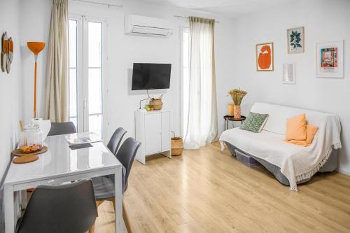Habitación blanca con escritorio, cama y mesa. en Le Chat Orange, en Aubagne