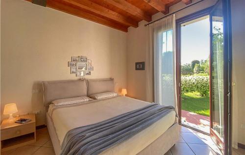 um quarto com uma cama e uma grande janela em Trilo Superior em Peschiera del Garda