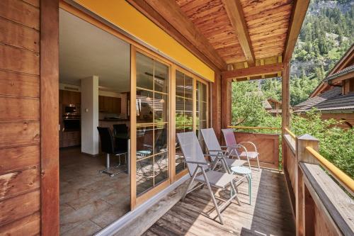 Balkoni atau teres di Apartment Silberhorn, outstanding view, spacious, family friendly