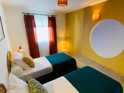 Ένα ή περισσότερα κρεβάτια σε δωμάτιο στο BOSECRET Superbe sur la plage à Orient Bay Piscine NEW