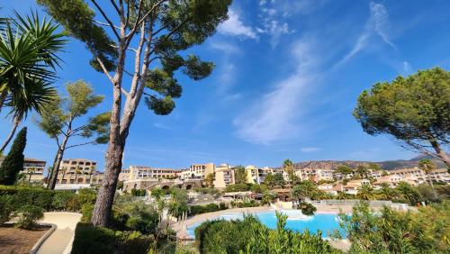 uma vista para o resort a partir dos jardins em Saint-Raphael- Vue mer et Massif de l'Esterel em Saint-Raphaël