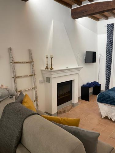 uma sala de estar com um sofá e uma lareira em MontepulcianoLettings em Montepulciano