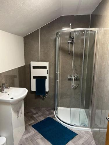 a bathroom with a shower and a sink at Substantial 5 Bed Townhouse in Peterhead