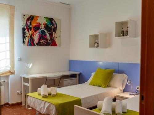 Kleines Zimmer mit einem Bett und einem Schreibtisch. in der Unterkunft Villa con piscina, jardín y aire acondicionado en La Eliana-L'Eliana in Valencia