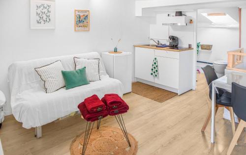 ein Wohnzimmer mit einem weißen Sofa und einem Tisch in der Unterkunft L'oiseau Bleu in Aubagne