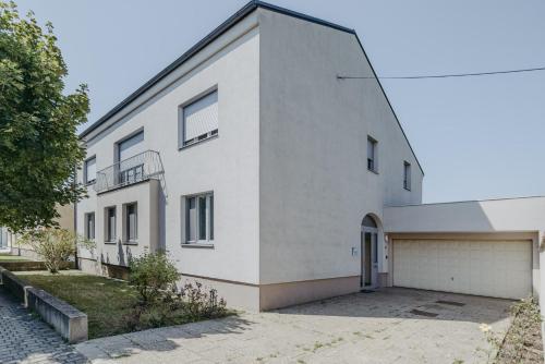 un gran edificio blanco con garaje en Ferienhaus Wallern im Burgenland, en Wallern im Burgenland