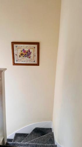 Una foto colgada en una pared junto a unas escaleras. en Hestia Travel Slough, en Slough