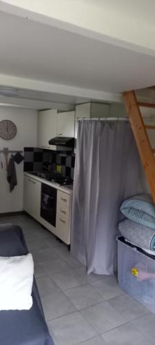 een kamer met een keuken en een tent. bij 12, ROUTE DE PARIS in Grainville