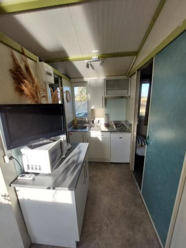 - une vue intérieure sur une cuisine équipée d'une imprimante dans l'établissement Cottage flottant terrasse jacuzzi option aux Portes de Dijon, à Ouges