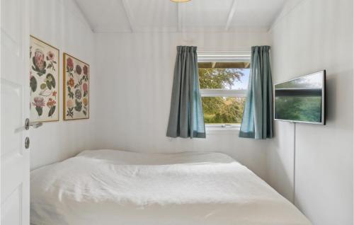 En eller flere senge i et værelse på Nice Home In Grsted With Wifi