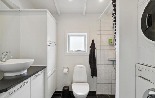 Et badeværelse på Nice Home In Grsted With Wifi