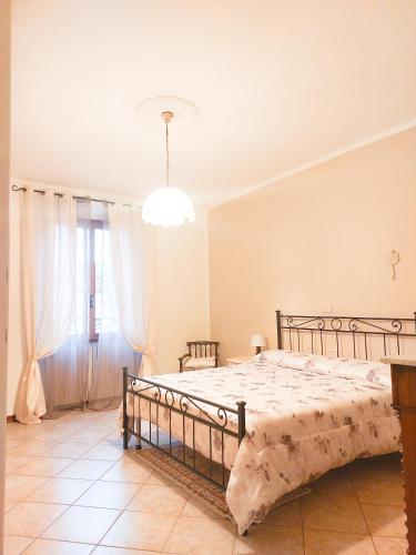 een slaapkamer met een bed en een groot raam bij Pistoia ROSE Appartamento in Pistoia