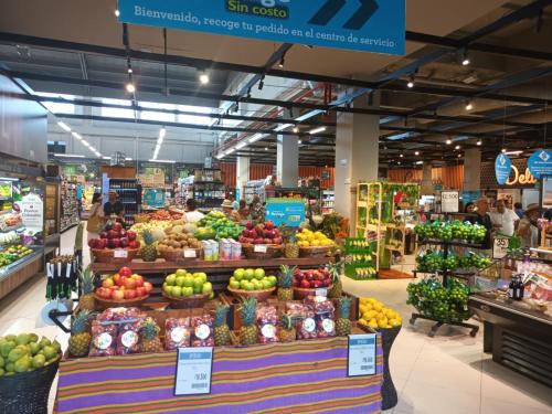 una tienda de comestibles llena de muchas frutas y verduras en Beautiful Beach Apartment in Zazue, en Santa Marta