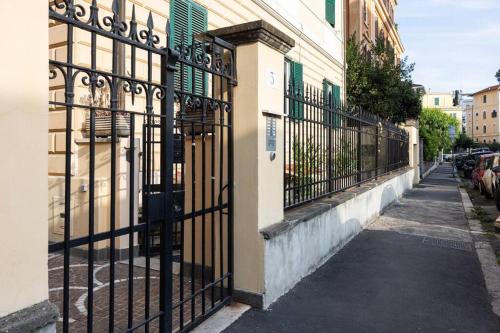 un portail noir sur le côté d'un bâtiment dans l'établissement Casa Redi, à Rome