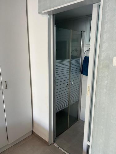vestidor con puerta de cristal en Cozy Studio Apartment in Haifa, en Haifa